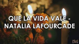 Natalia Lafourcade  Que La Vida Vale Letra [upl. by Attenyw673]